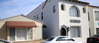 L@@K 2 minute walk to the BEACH and the party street called 2nd Street!