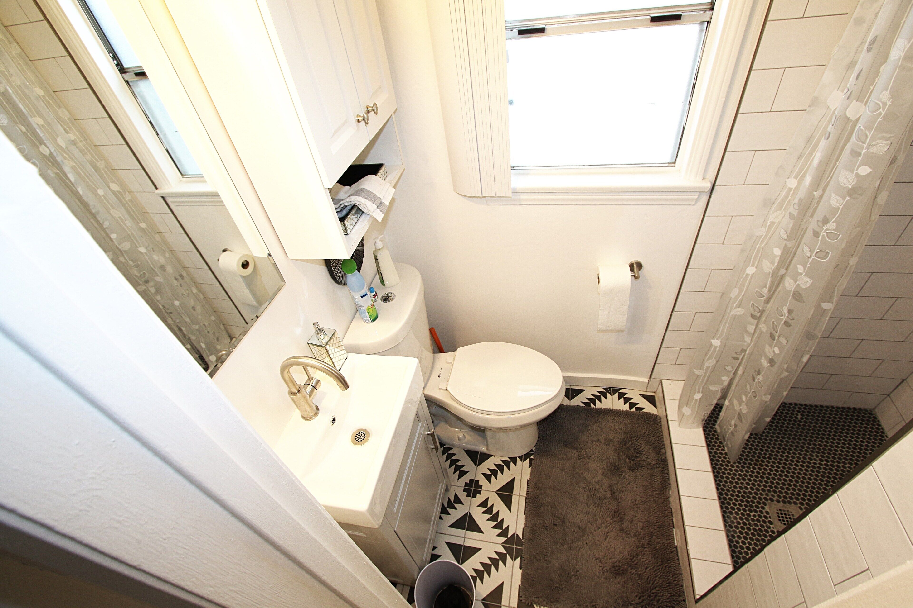 L@@K 2 minute walk to the BEACH and the party street called 2nd Street!