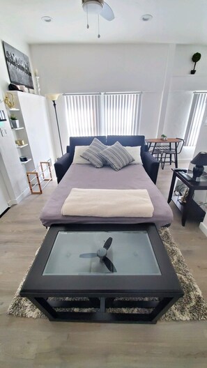 Tabla de planchar con plancha, wifi gratis y ropa de cama 