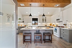 Fridge, microwave, oven, stovetop - Casa De Las Tortugas-A Historic Bungalow Retreat (El Paso)