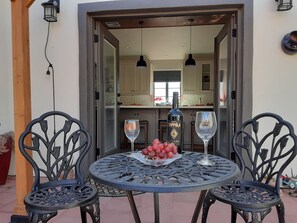 Outdoor dining - Casa De Las Tortugas-A Historic Bungalow Retreat (El Paso)