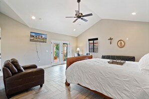 3 bedrooms, desk, iron/ironing board, free WiFi - Casa De Las Tortugas-A Historic Bungalow Retreat (El Paso)