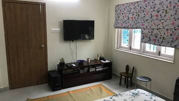 2 bedrooms, iron/ironing board, WiFi