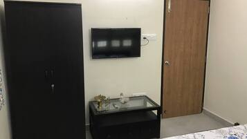 2 bedrooms, iron/ironing board, WiFi