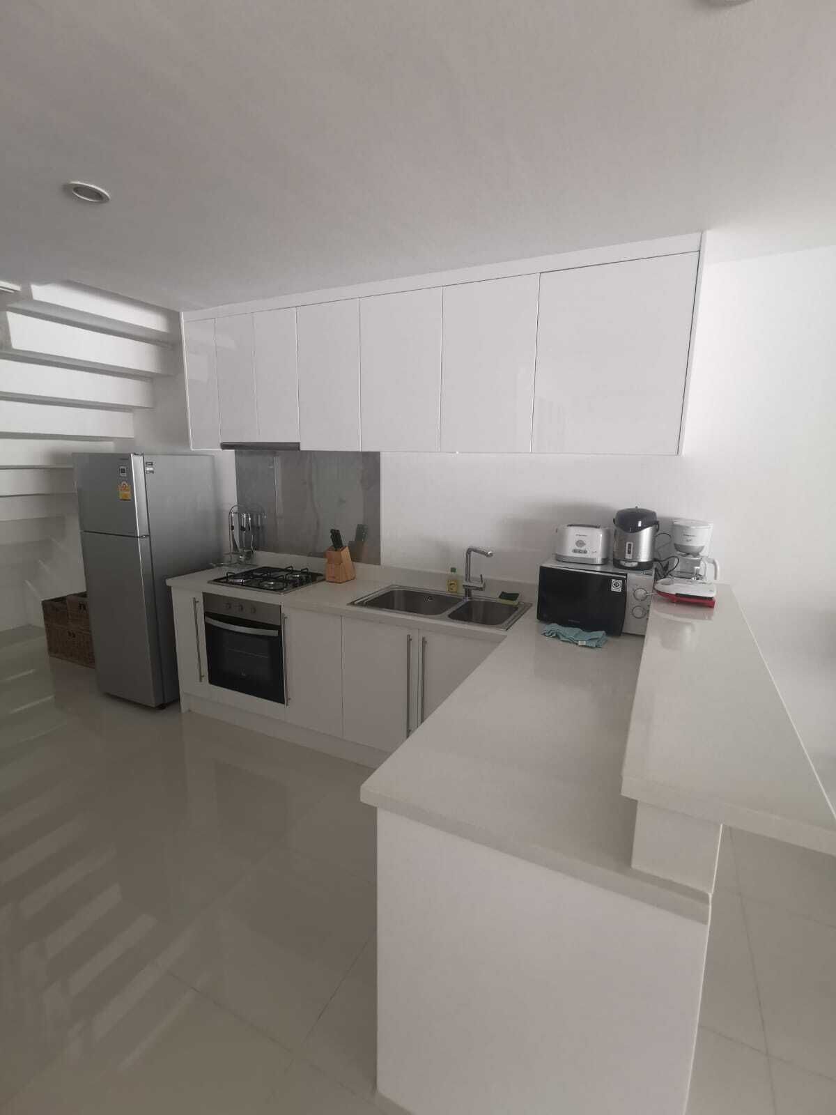 Microwave, dishwasher, coffee/tea maker, cookware/dishes/utensils