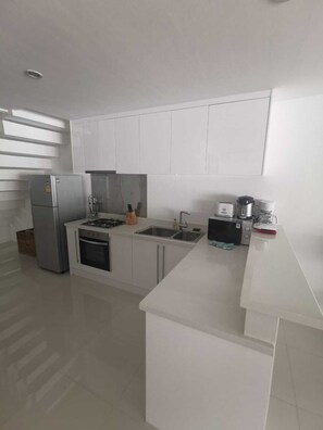 Mikrowelle, Geschirrspüler, Wasserkocher mit Kaffee-/Teezubehör