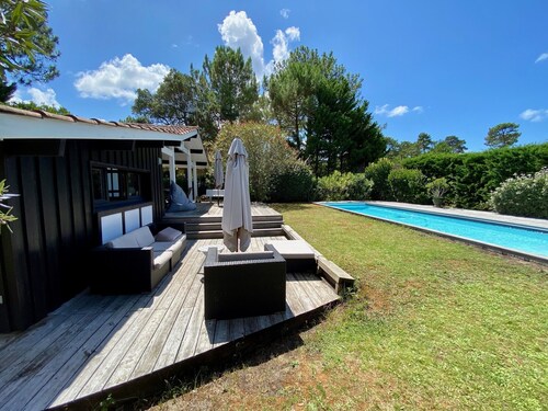 House with spacious pool area, garden, in central beach location, Wifi