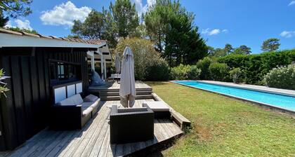 House with spacious pool area, garden, in central beach location, Wifi