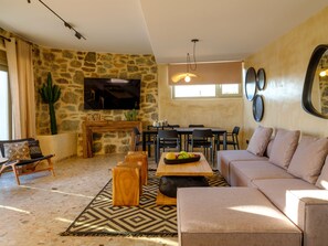 Habitación familiar | Área de sala de estar | Smart TV 