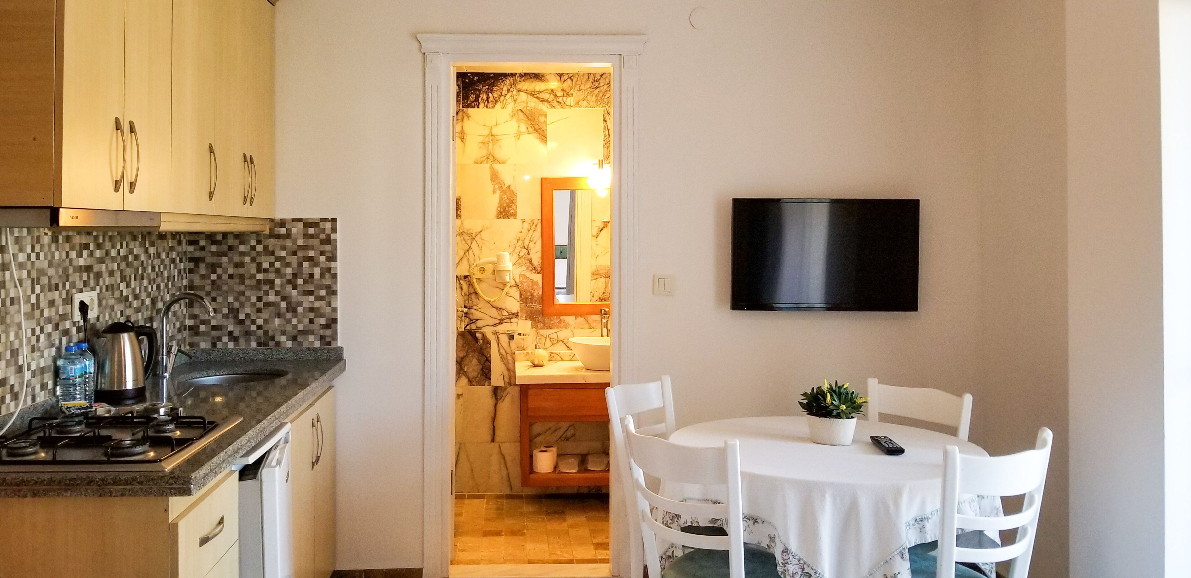 deluxe suite | living area | 32-inch lcd tv with satellite channels, tv