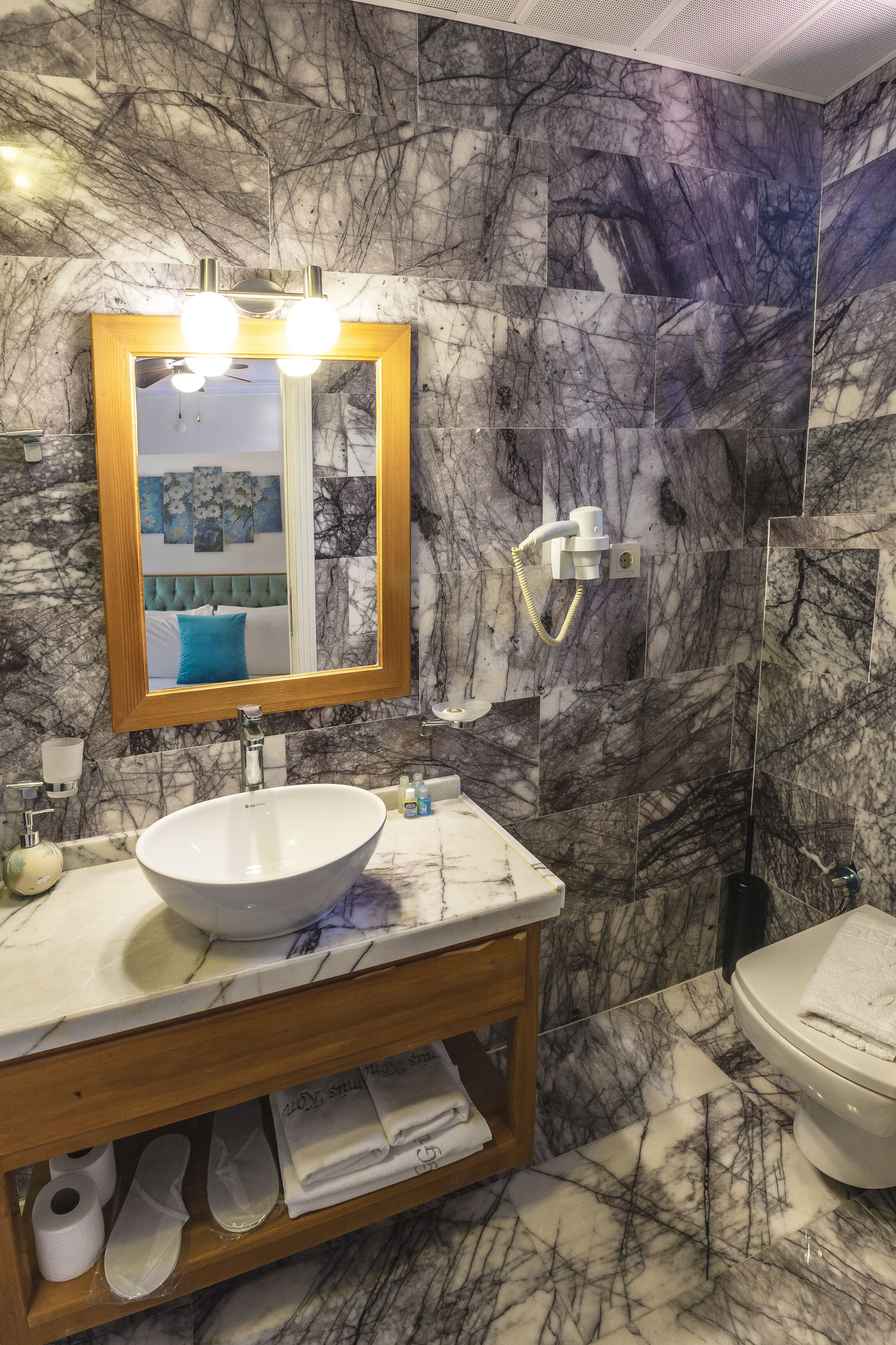 deluxe room | bathroom | shower, rainfall showerhead, free toiletries, hair dryer