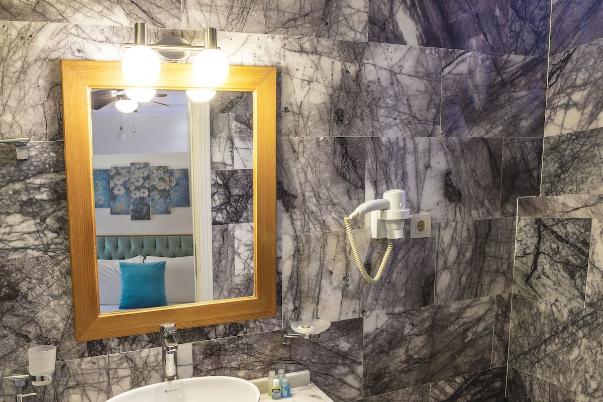 deluxe room | bathroom | shower, rainfall showerhead, free toiletries, hair dryer