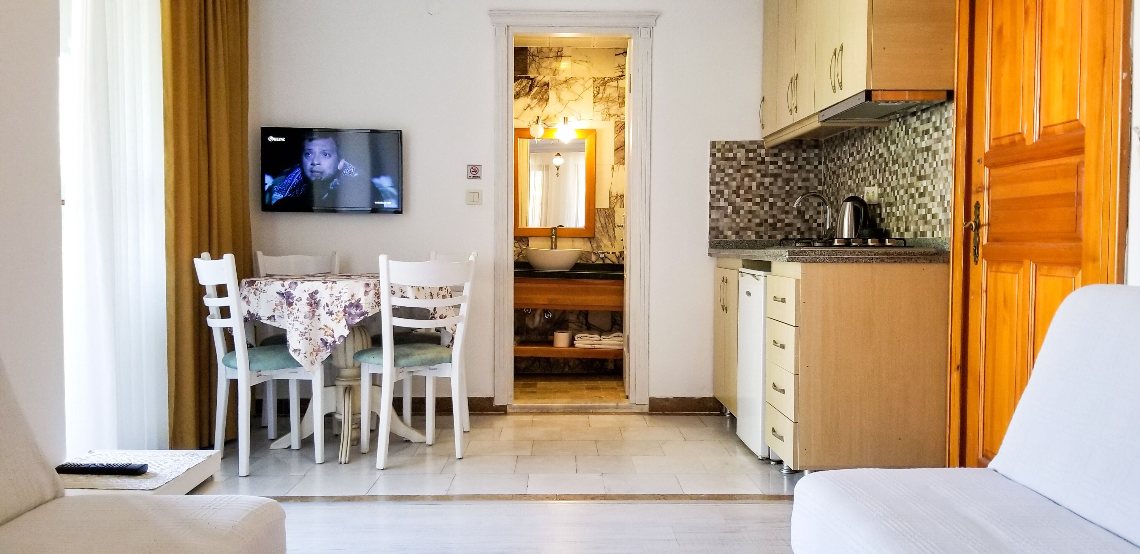 deluxe suite | living area | 32-inch lcd tv with satellite channels, tv