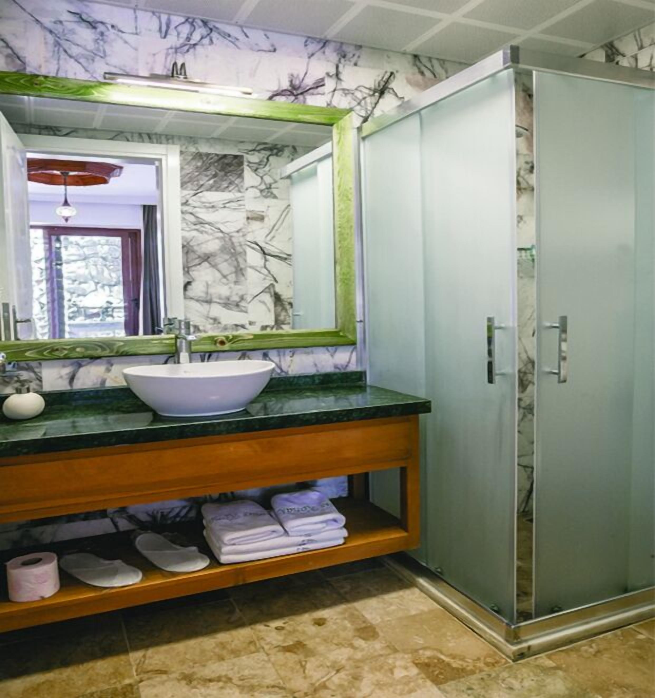 standard room | bathroom | shower, rainfall showerhead, free toiletries, hair dryer