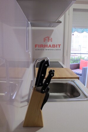 Kühlschrank, Herdplatte, Wasserkocher mit Kaffee-/Teezubehör, Toaster