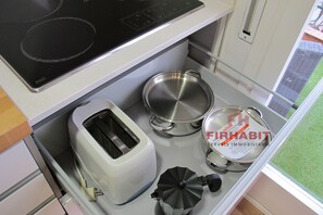 Kühlschrank, Herdplatte, Wasserkocher mit Kaffee-/Teezubehör, Toaster