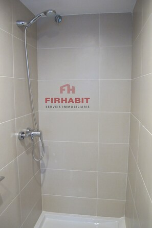 Dusche, Handtücher, Toilettenpapier