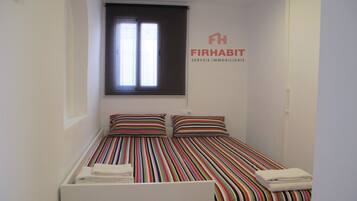 Tabla de planchar con plancha, wifi, ropa de cama