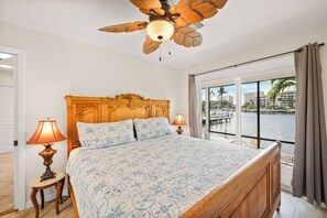 6 slaapkamers, een strijkplank/strijkijzer, wifi, beddengoed