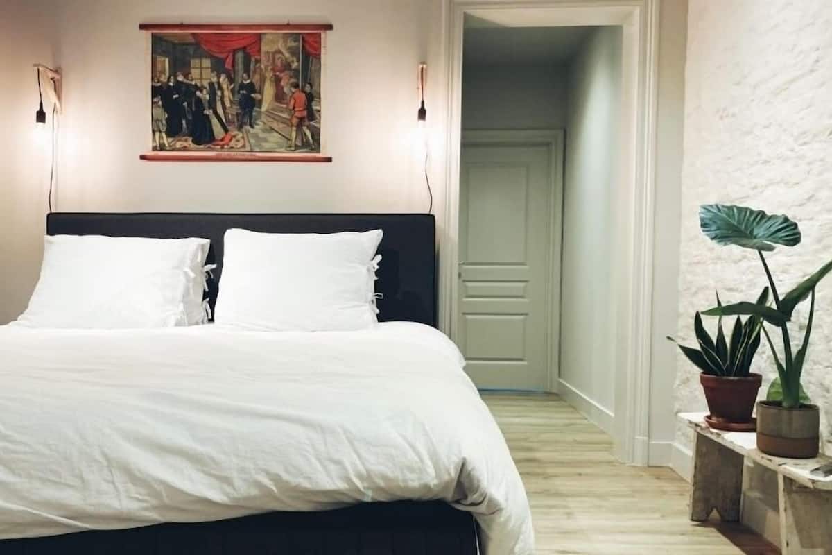 Comfort kamer (De Opkamer) | Individueel gedecoreerd, een bureau, een laptopwerkplek