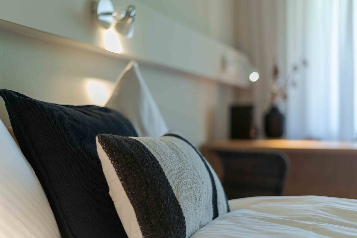 Een bureau, een strijkplank/strijkijzer, gratis wifi, beddengoed