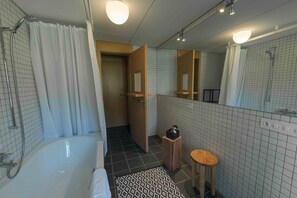 Habitación Deluxe doble | Baño | Secador de pelo, albornoces, zapatillas y toallas