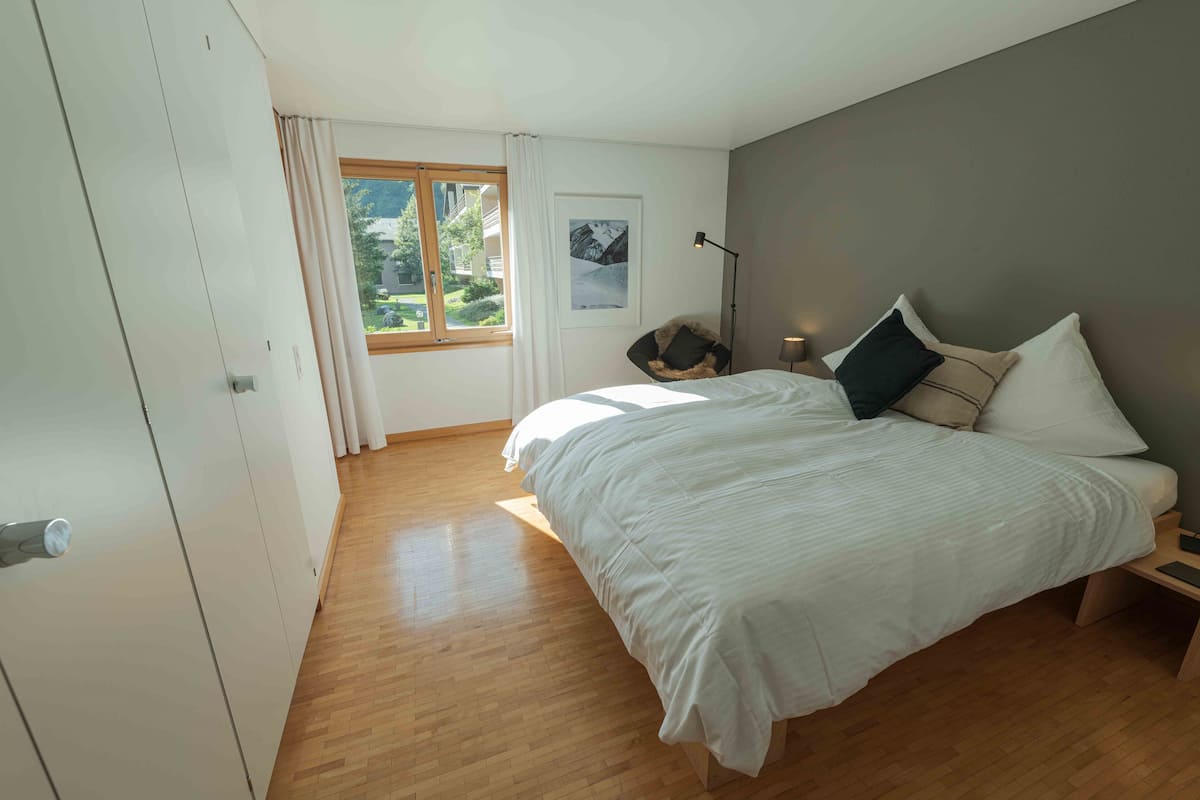 Deluxe suite | Een bureau, een strijkplank/strijkijzer, gratis wifi, beddengoed