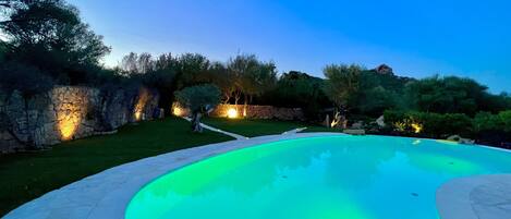 Piscina all'aperto, una piscina riscaldata
