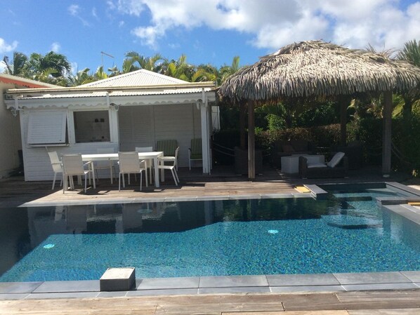 حمّام سباحة خارجي