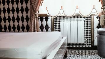 Chambre Luxe | 1 chambre, bureau, rideaux occultants, fer et planche à repasser