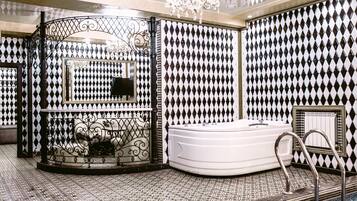 Chambre Luxe | Salle de bain | Baignoire et douche séparées, baignoire à jets, douche à « effet pluie »