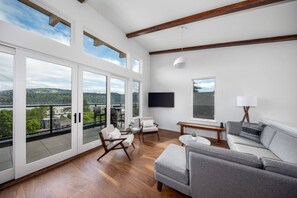 Fernseher, Kamin, Stereoanlage