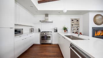 Micro-ondes, four, plaque de cuisson, lave-vaisselle