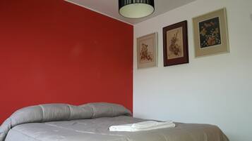 1 habitación, tabla de planchar con plancha y cuna de viaje