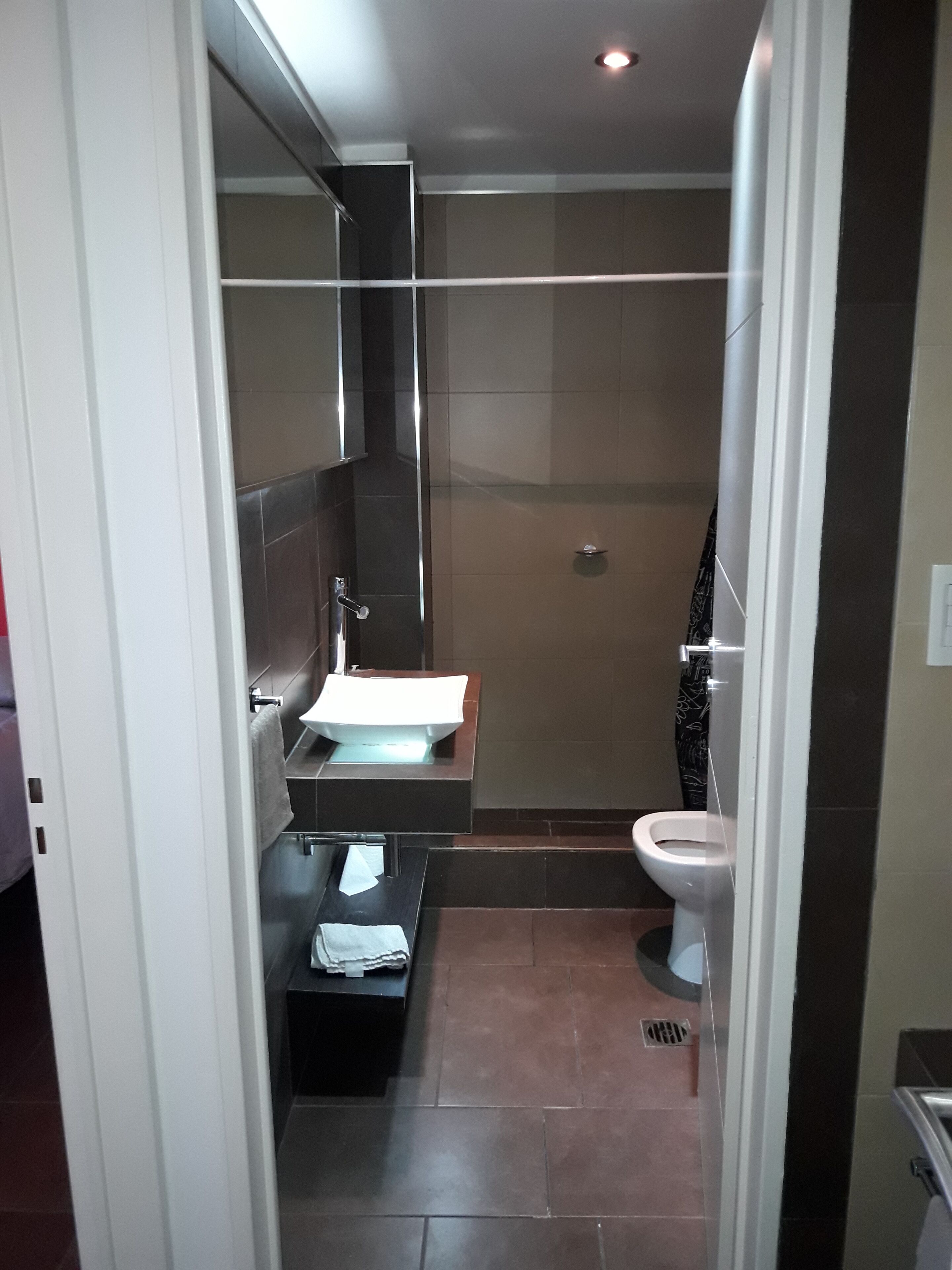 Secador de pelo, toallas, jabón, papel higiénico