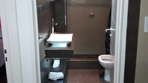 Ein modernes Badezimmer mit Waschbecken, Spiegel und Toilette.