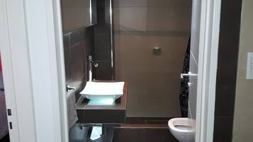 Secador de pelo, toallas, jabón, papel higiénico