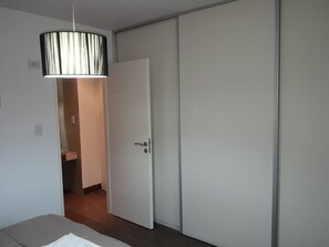 1 dormitorio, tabla de planchar con plancha, cuna de viaje y wifi gratis