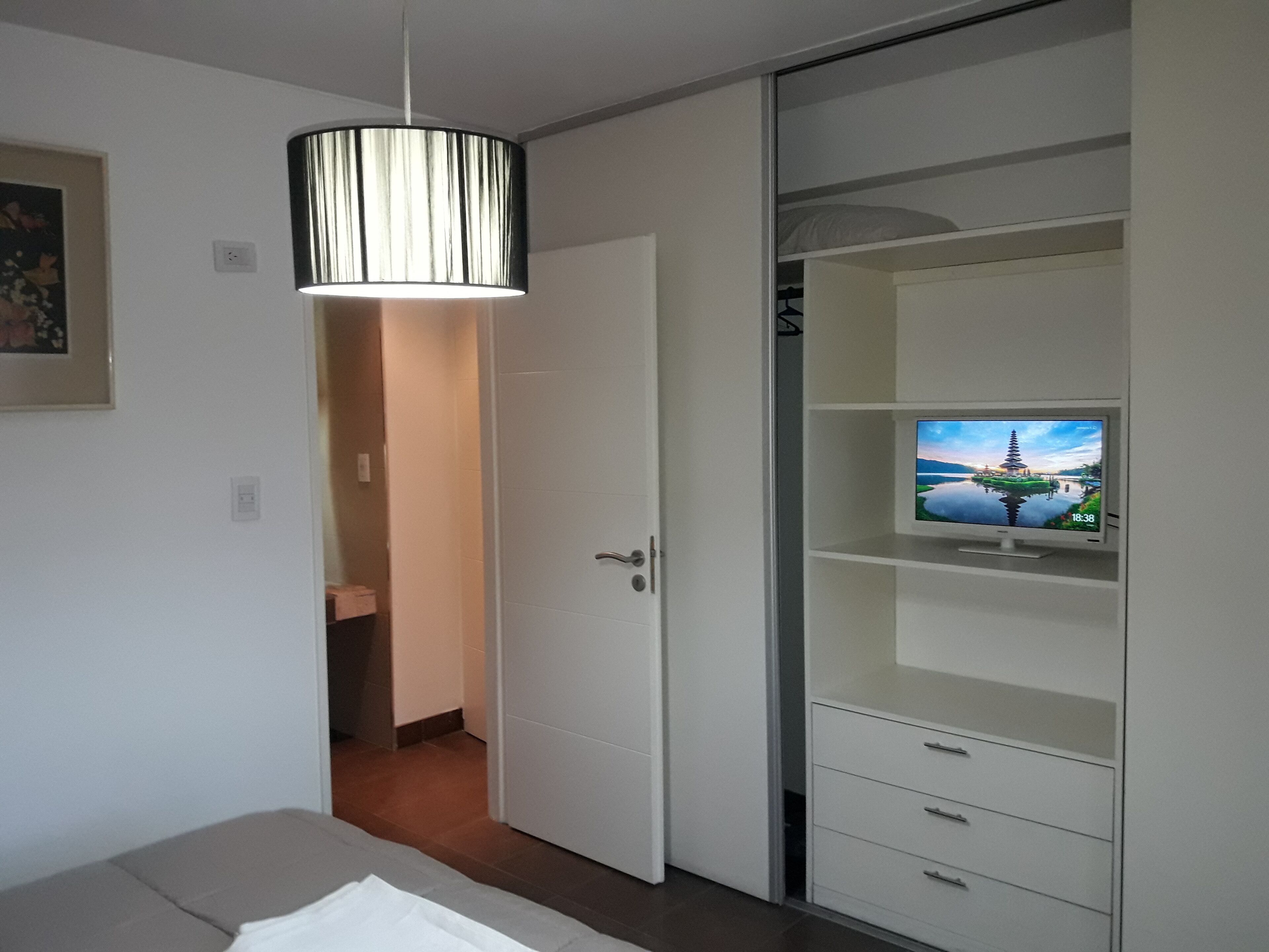 1 habitación, tabla de planchar con plancha y cuna de viaje 