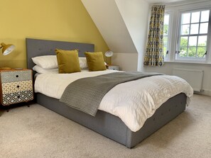 4 bedrooms, iron/ironing board, free WiFi, bed sheets - Modern comfort in traditional Scottish village (Auchenblae)