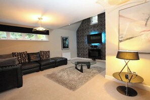 Una Smart TV, libros, una biblioteca de música, un reproductor estéreo