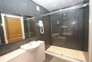 Combined shower/bathtub, hair dryer, towels, soap