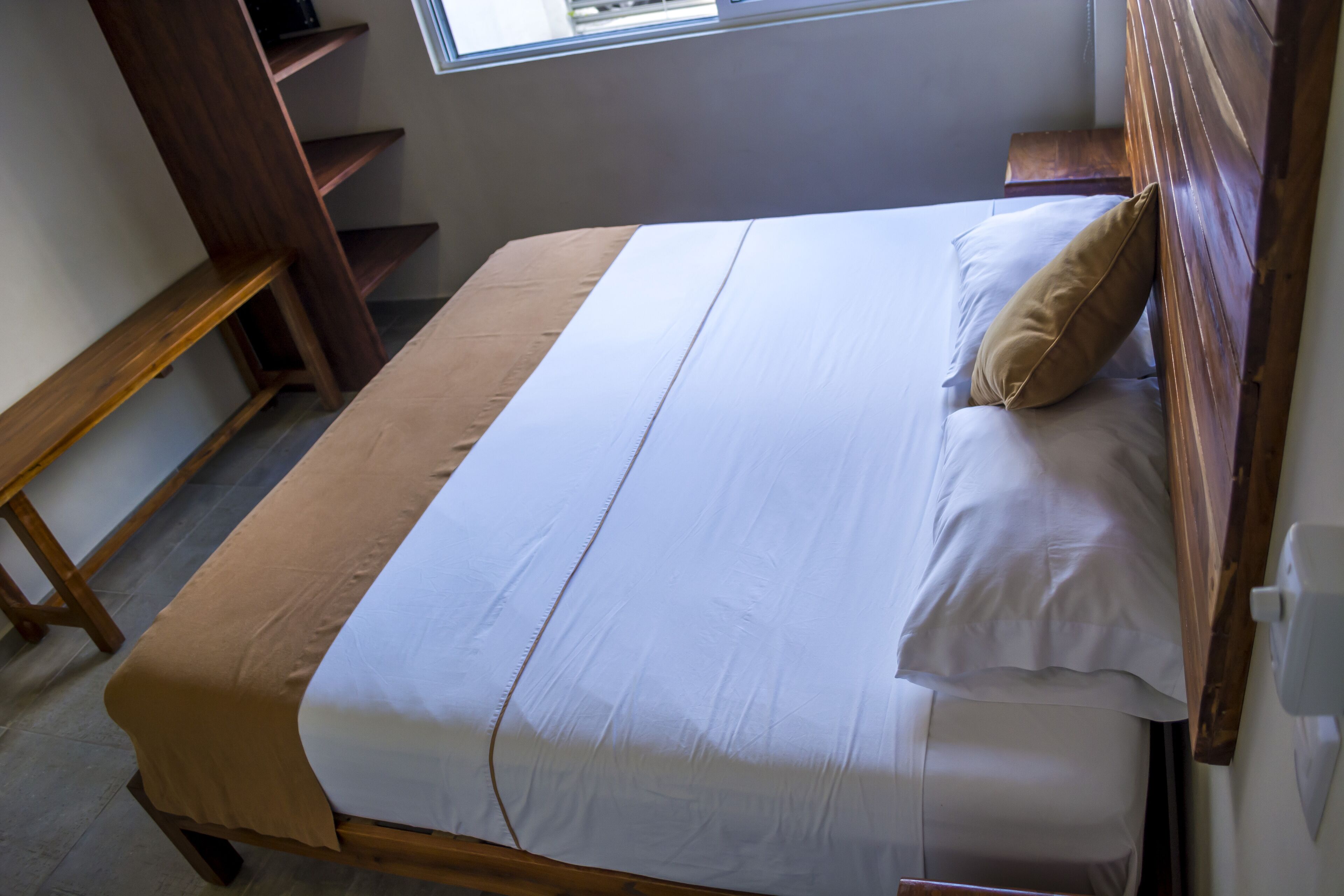 PN1! Compact GFloor KINGBED Studio + ROOFTOP POOL