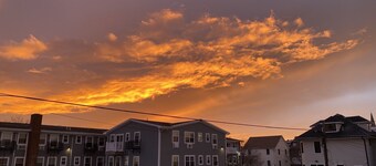 Pet Friendly-Outdoor Space-Parking-Chef's Kitchen-2 blocks to the Beach