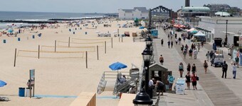 Pet Friendly-Outdoor Space-Parking-Chef's Kitchen-2 blocks to the Beach