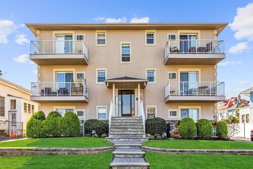 Pet Friendly-Outdoor Space-Parking-Chef's Kitchen-2 blocks to the Beach