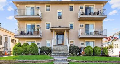 Pet Friendly-Outdoor Space-Parking-Chef's Kitchen-2 blocks to the Beach
