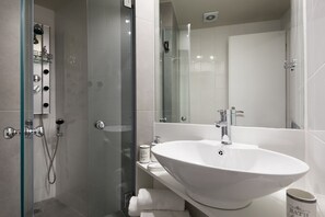 Douche, sĂšche-cheveux, serviettes fournies, savon
