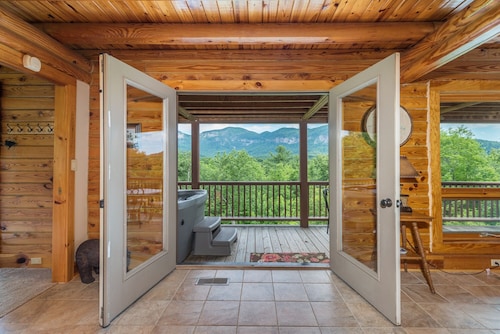 Luxury Log Cabin with spectacular mountain views!