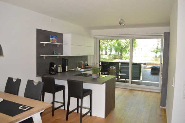 Fridge, microwave, oven, stovetop - Ferienwohnung Theos Garten (Husum)